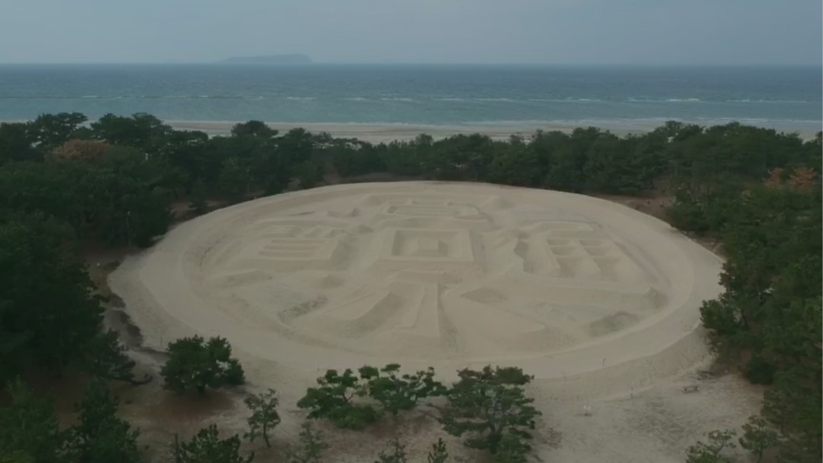 観音寺市のシンボルである銭形砂絵と有明浜を空から撮影した風景