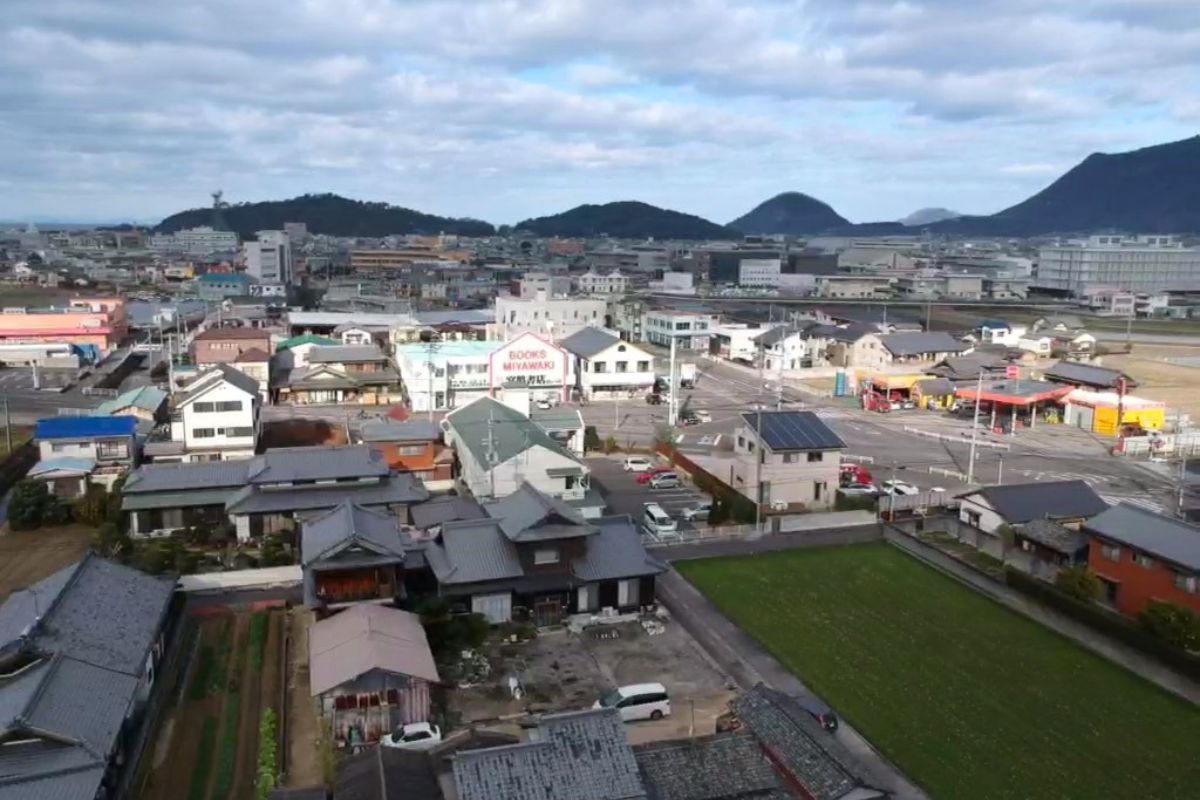 岡田不動産周辺の住宅地と観音寺市街地を空から撮影した風景